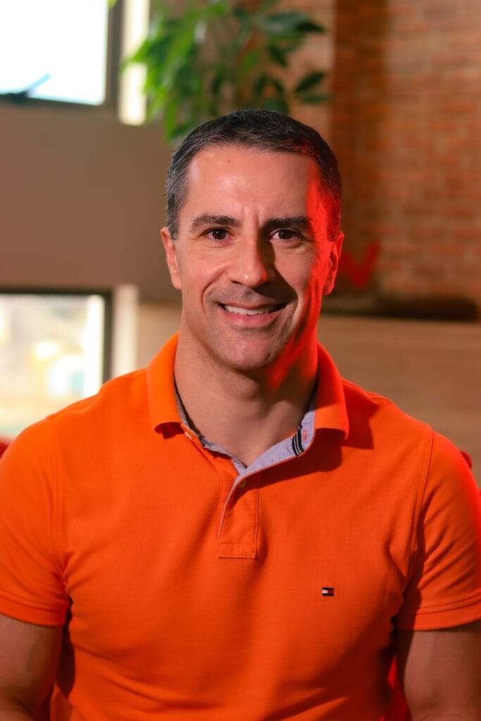 Palestrante de SEO e GEO. Além de especialista em inbound marketing. Moacyr Guedes Junior possui mais de 25 anos de experiência prática aplicada e ainda publicou 2 livros sobre posicionamento orgânico.